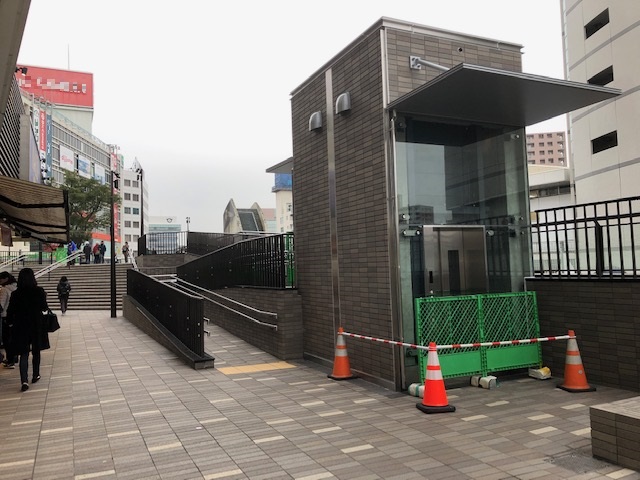 リニューアルした藤沢駅北口ペデストリアンデッキ（さいか屋前エレベーター）